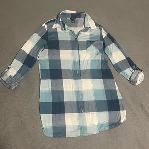 Brand Rue 21. Size Medium. Blue and white long sleeve top for fall or winter.